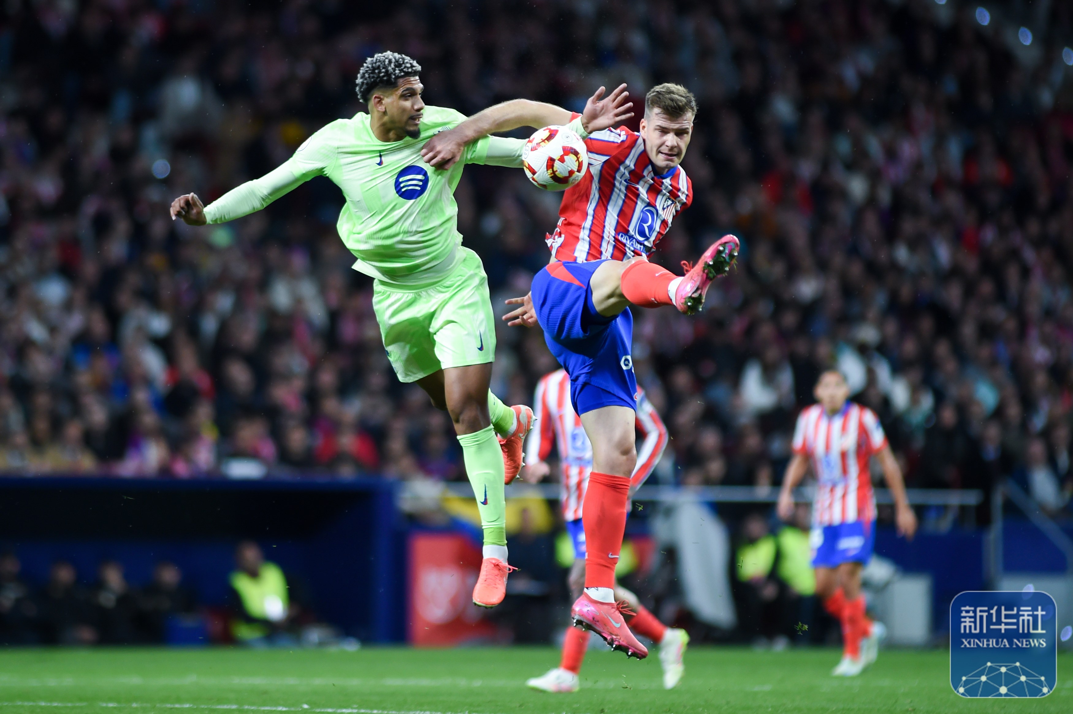 西班牙足球联赛发生争议，裁判判罚受质疑