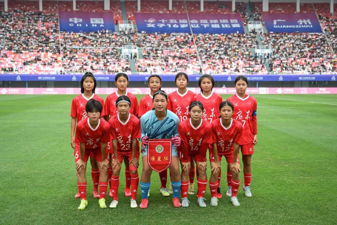 国内女足球员再度投入比赛，力求取胜